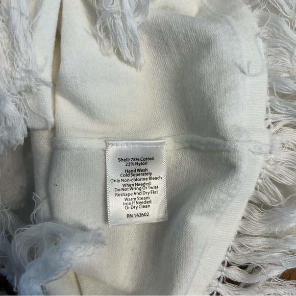 Sail To Sable White Sleeveless Sweater with Fringe Trim, Size XS - Picture 7 of 7